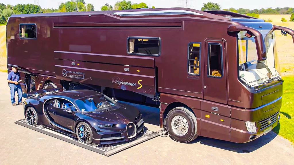 Se superlyxiga husbilen – garaget sväljer en Bugatti