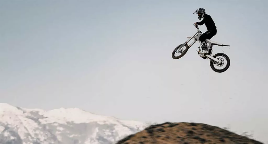 Bilden innehåller Remi Bizouard, 3x FMX världsmästare har testat och säger: - Bukk känns extremt kraftfull, lätt och smidig. Cykelgeometrin är robust och välbalanserad på stigar och i luften. Kan inte vänta med att få köra mer. Detta skapar nya körmöjligheter som du inte skulle kunna göra med en cykel i full storlek. säger Bizouard.
