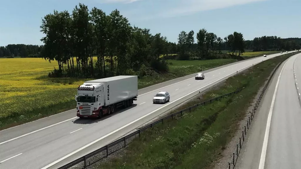 Här byggs världens första elmotorväg – i Sverige